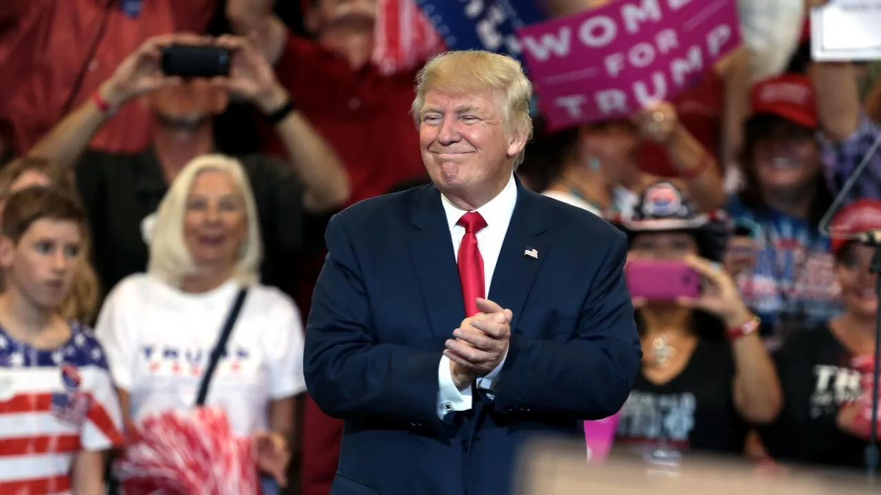 Премьер-министр Японии Исиба подарил Трампу золотой шлем самурая кабуто