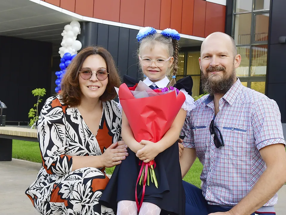 Наталья, Аврора и Александр&nbsp;Кораблевы перед новой школой.&nbsp;Фото: Наталья Бычкова