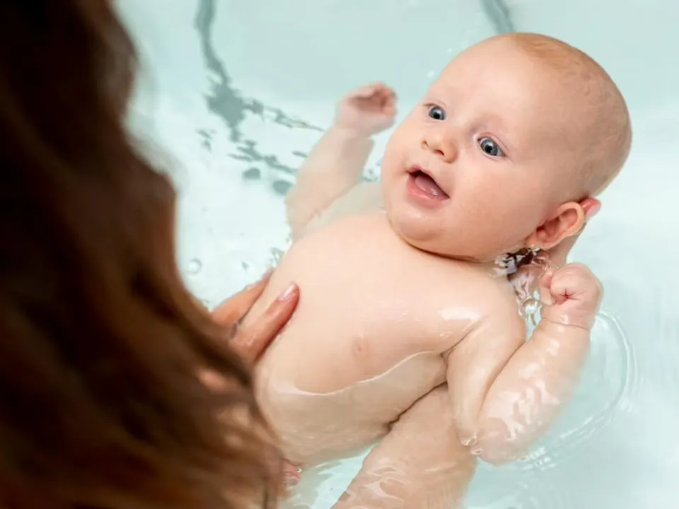 «Не пачкается так, как трехлетка»: педиатр рассказала, как часто можно купать новорожденного ребенка