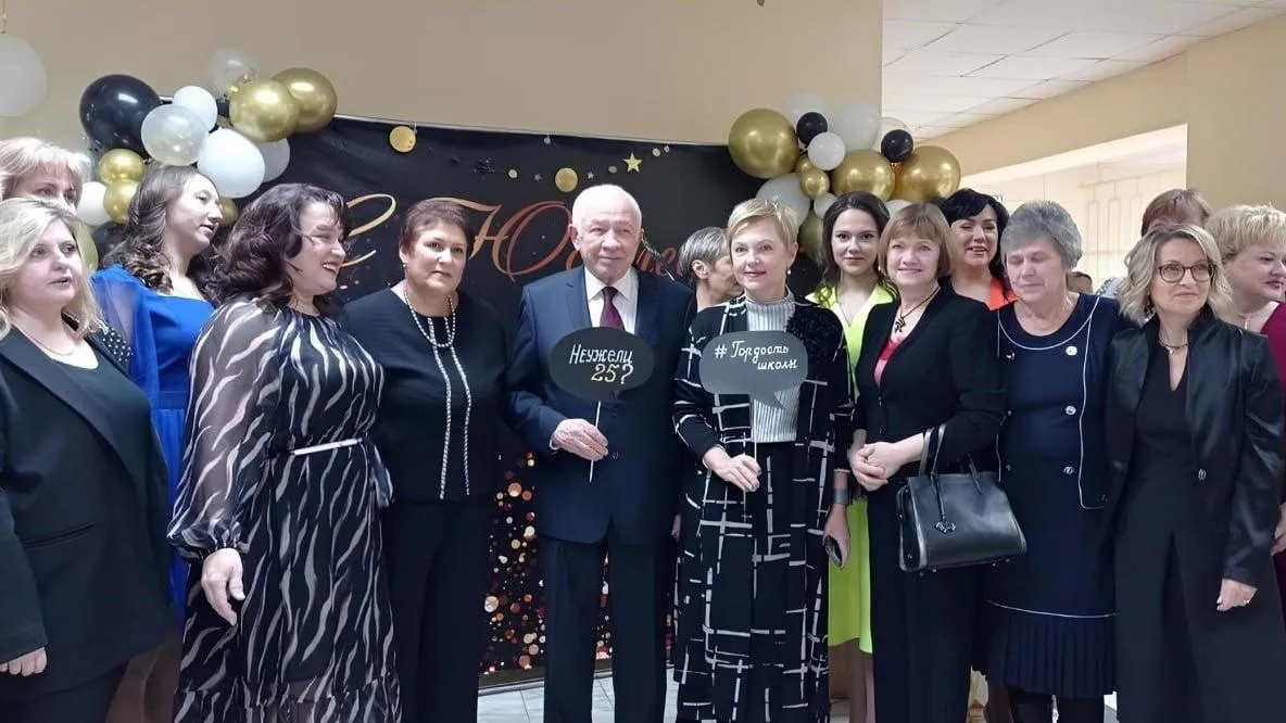 Домодедовских учеников и учителей поздравили представители власти муниципалитета