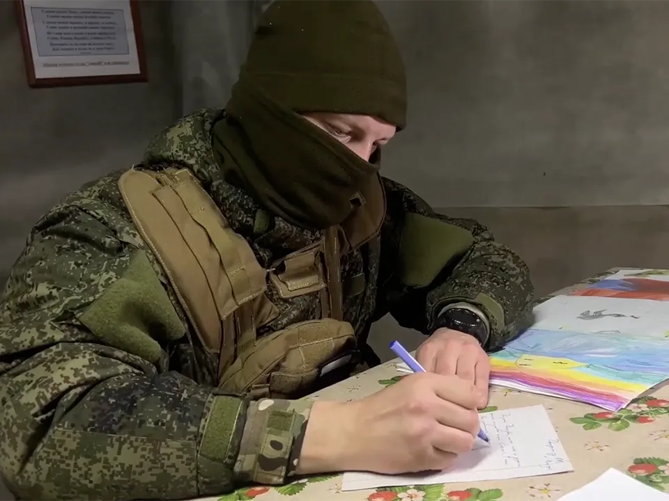 Мозаика-сердце и другие сюрпризы: как бойцы СВО поздравляют близких с 8 Марта