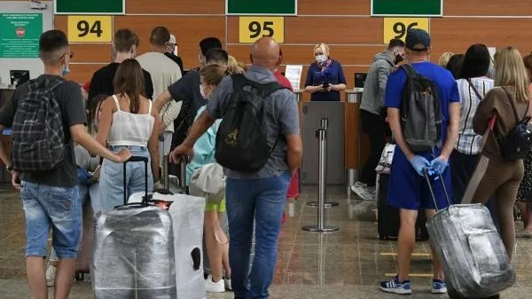 Более 20 рейсов задержали и отменили в столичных аэропортах