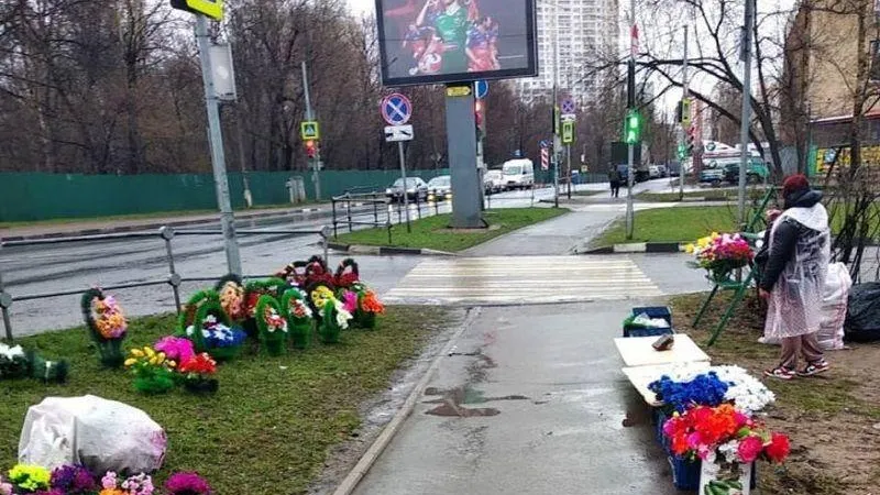 Торговцы искусственными цветами и венками помешали жителям Люберец
