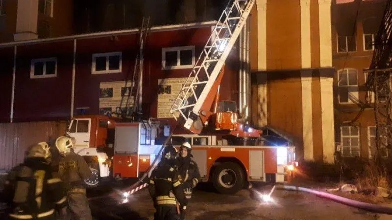 Пожар в здании завода в Подольске локализовали