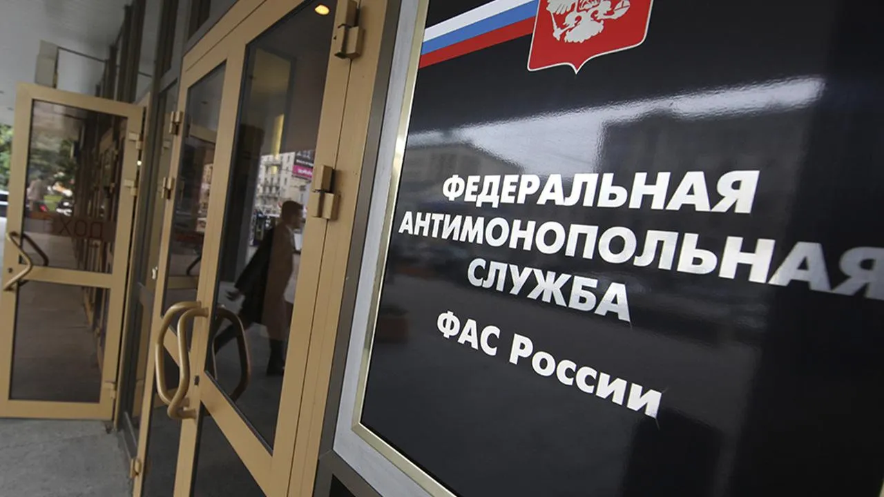 «Может содержать ругательства и элементы порнографии»: как выглядит недобросовестная реклама, и кто борется с ней
