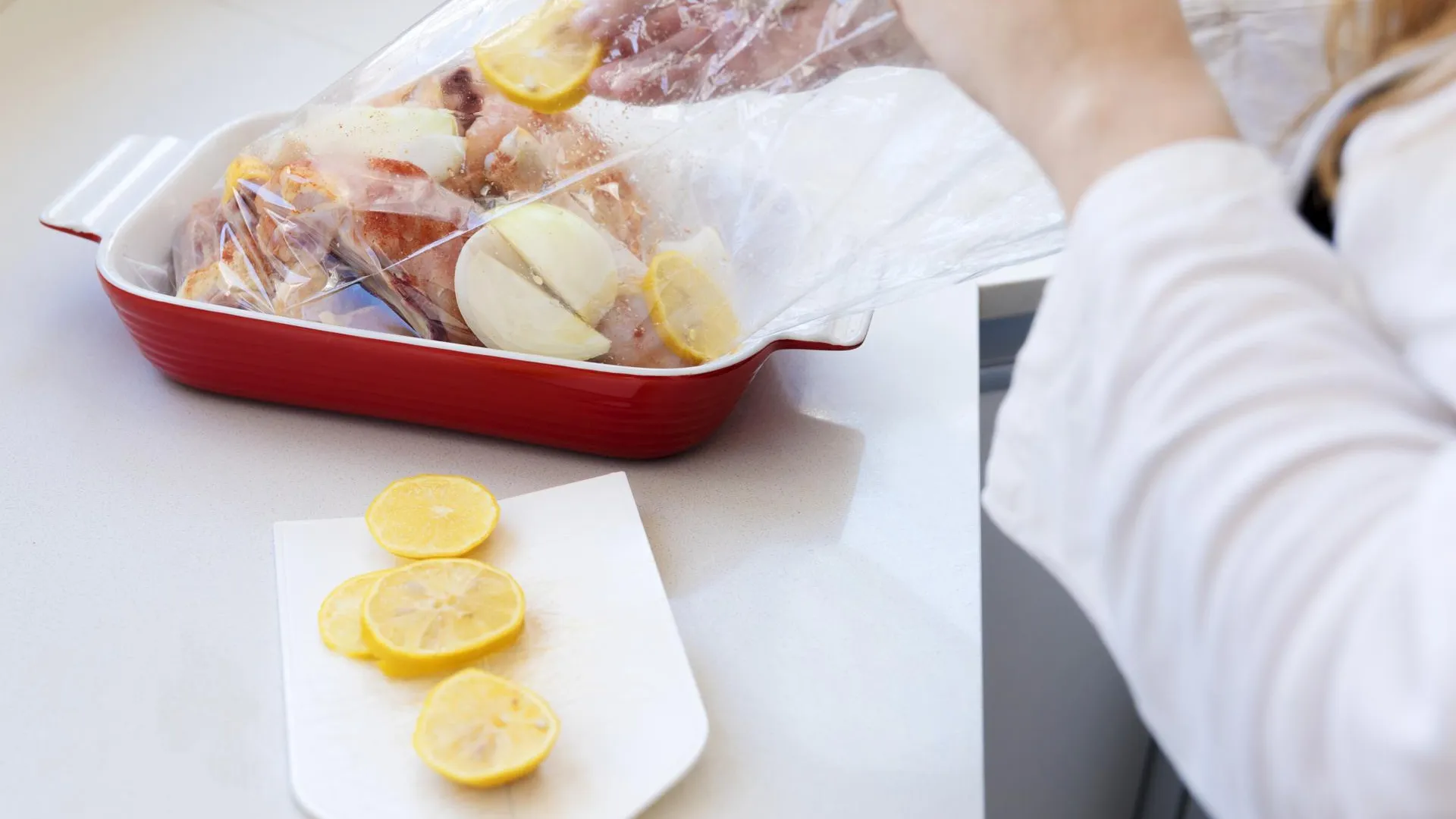 Ученые в Нижнем Новгороде разработали увеличивающую срок годности продуктов пленку