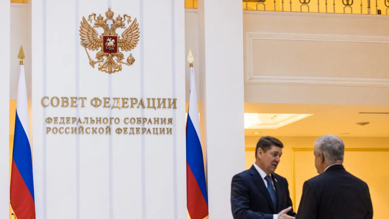 «Прикрыли конторы»: в России одобрили закон о запрете смены пола