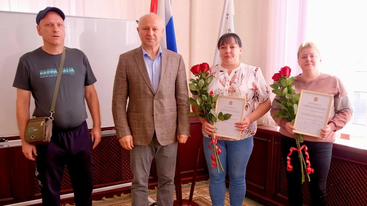 Жителям городского округа Шаховская вручили сертификаты на переселение из аварийного жилья
