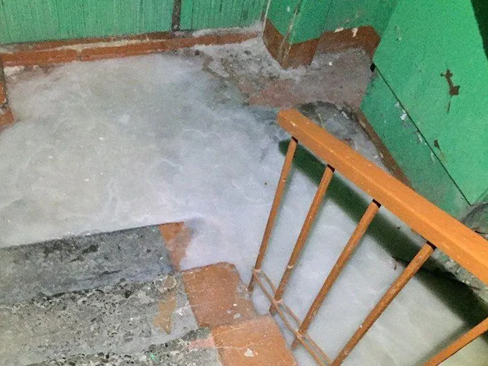 Жители Норильска пожаловались на нечистоты в подъезде