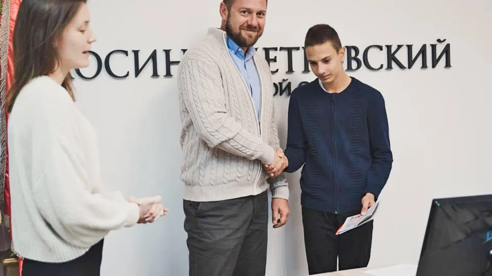 Замглавы Лосино-Петровского Михаил Пешков (в центре) Фото: Руслан Изотов