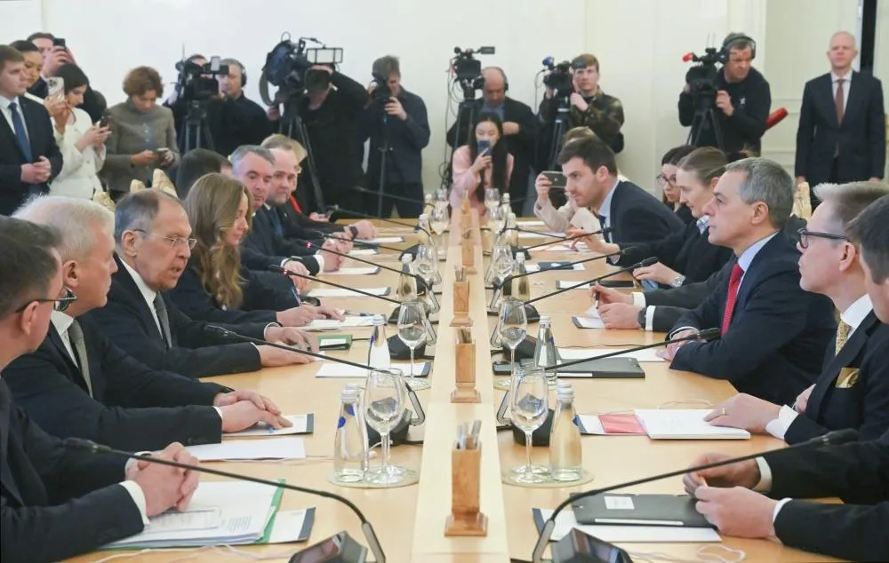 Сергей Лавров на встрече с главой МИД Швейцарии Иньяцио Кассисом (справа) и генеральным секретарем ОБСЕ Феридуном Синирлиоглу в Москве