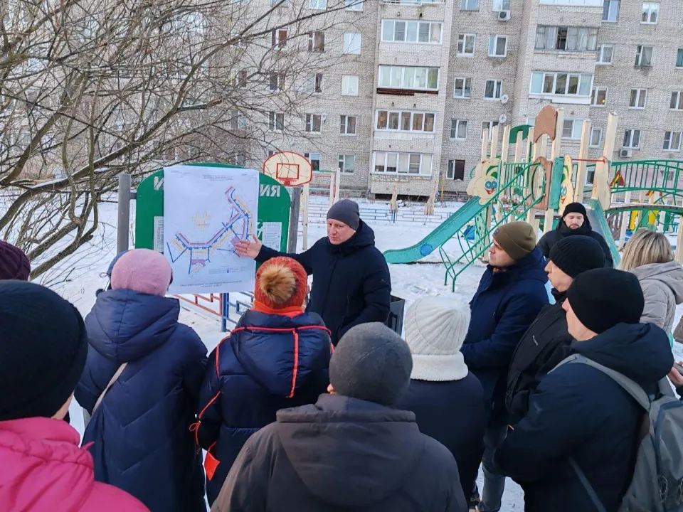 Глава города Роман Хожаинов обсуждает с жителями план будущего благоустройства двора. Фото: пресс-служба администрации г.о. Черноголовка