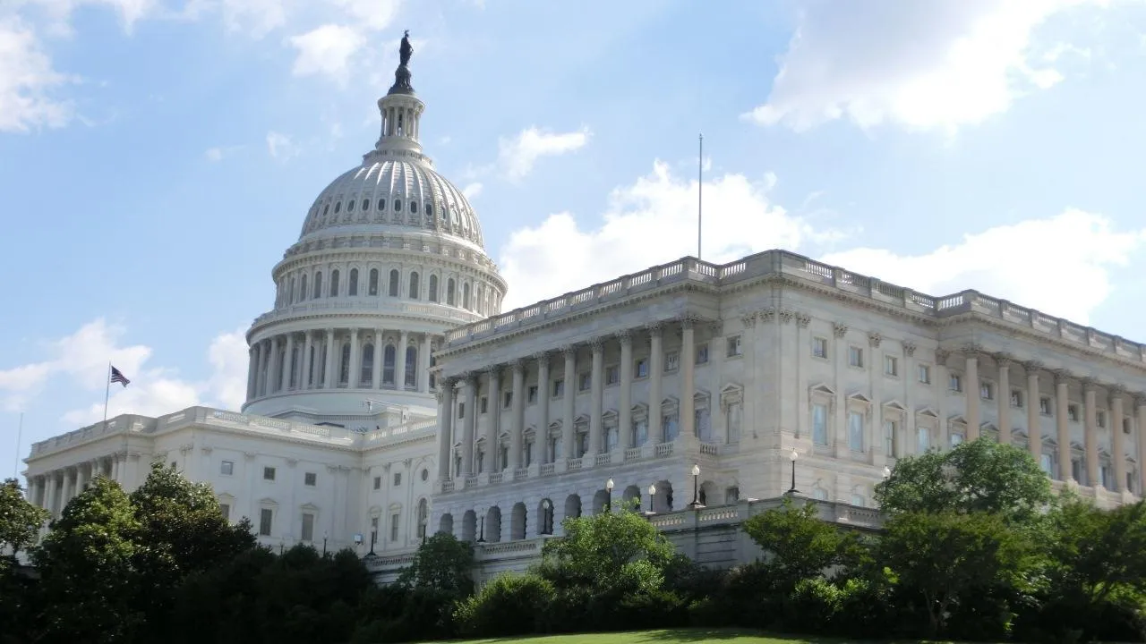 Правительство США обязали выплатить часть денег по замороженным контрактам