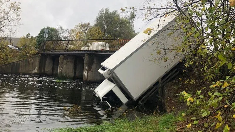 Грузовик свалился с моста в реку Учу в Пушкино 
