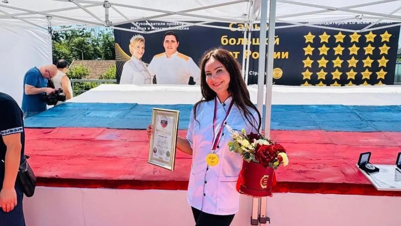 Самый большой в стране торт в виде флага РФ представили на выставке «Россия»