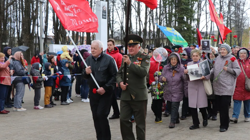 Анатолий Скварский с флагом РФ (в центре справа). Фото: Администрация Павлово-Посадского г. о.