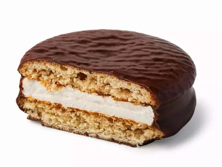 Как правильно есть Choco Pie — два мнения