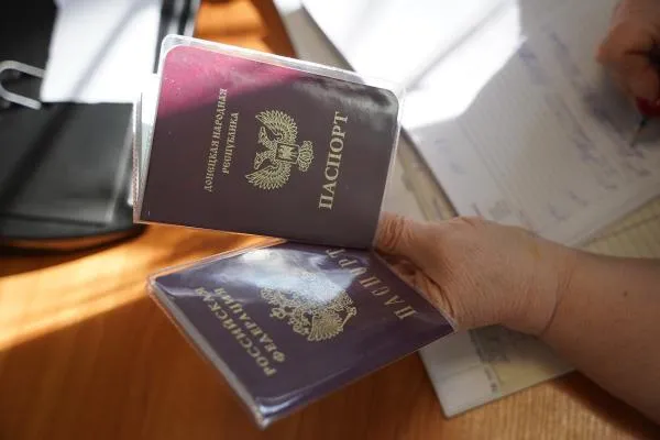 Сотрудник оформляет документы в управлении пенсионного фонда Донецкой Народной Республики в Буденовском районе Донецка