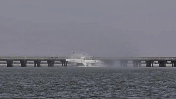 В Канаде гидросамолет упал в озеро