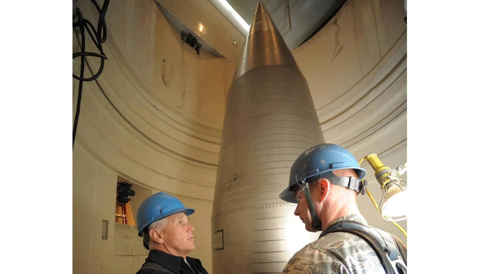Вице-президент США Майк Пенс в подземной шахте ядерной ракеты Minuteman III, 27 октября 2017 года. White House