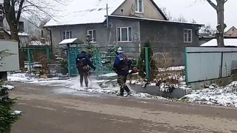 Коммунальщики начали косить снег в Калининграде