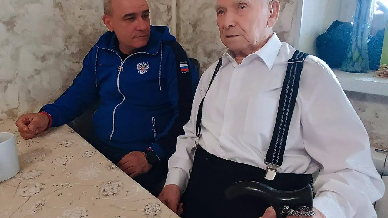 Глава Краснознаменска Владимир Пирогов (слева), участник парада на Красной площади Михаил Красов (справа). Фото: администрация г.о. Краснознаменск