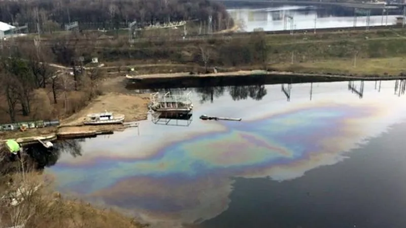 Огромное радужное пятно обнаружили жители Химок на канале им. Москвы