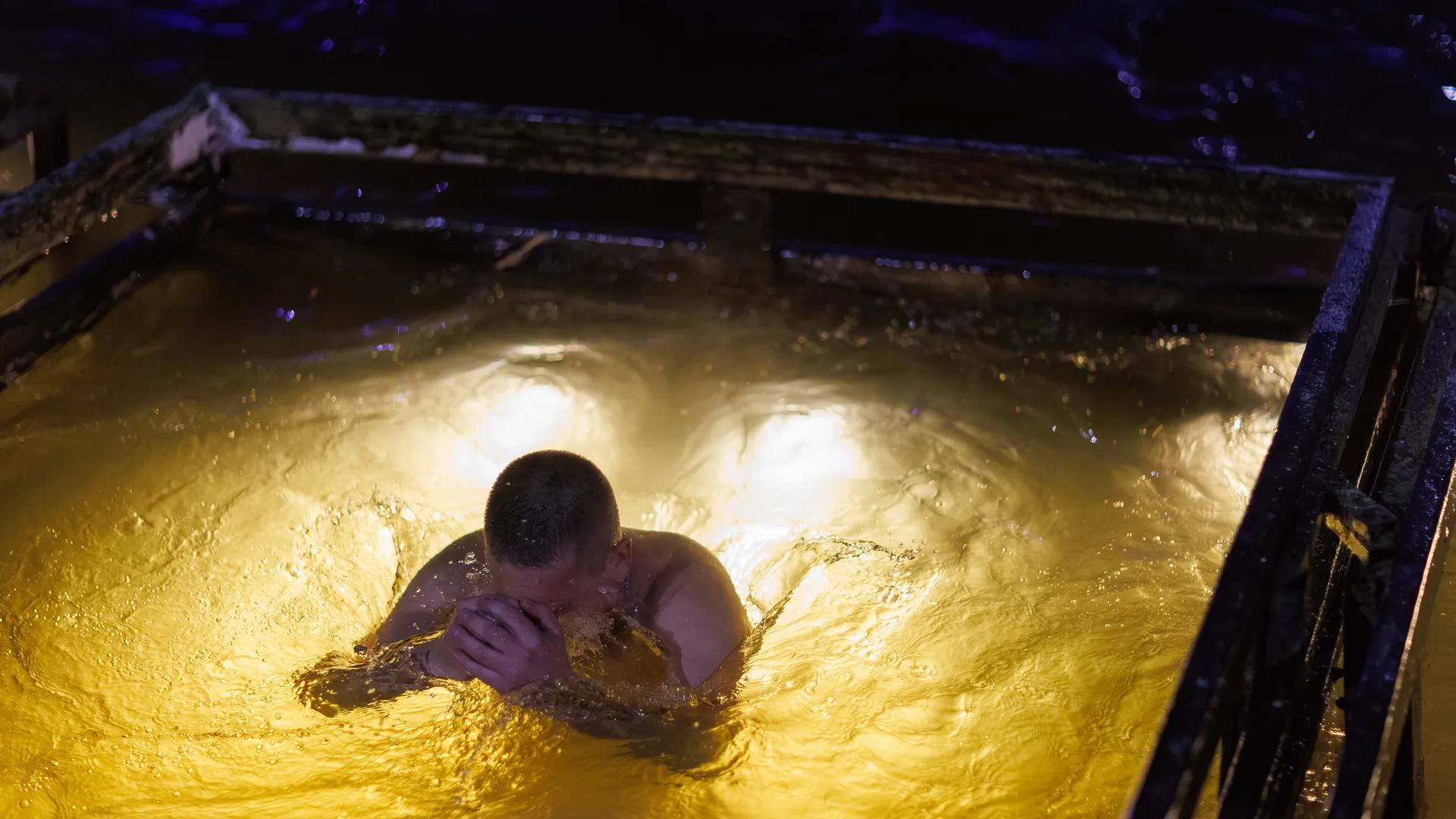 Экстремальный туризм: молодой нидерландец испытал ледяную воду Якутии