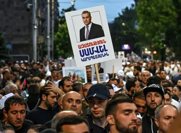 Плакат с надписью «Свободу Самвелу Карапетяну» на акции в Ереване в поддержку Самвела Карапетяна