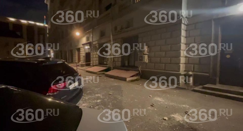 В Москве на Котельнической набережной обвалился фрагмент фасада на автомобили