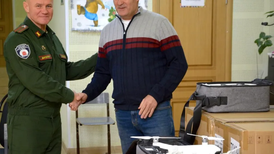 Передача квадракоптеров руководству казачьего корпуса. Фото: Главное управление региональной безопасности Московской области