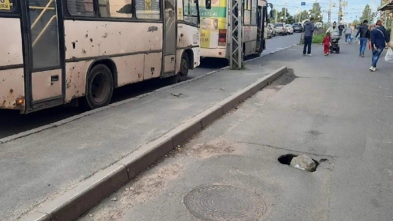 Дыра, размером с мяч: В Петрозаводске ребенок мог провалиться в яму на дороге