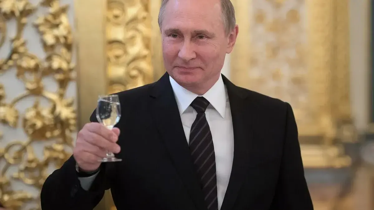 Путин поднял фронтовые сто граммов во время приема в честь Дня Победы