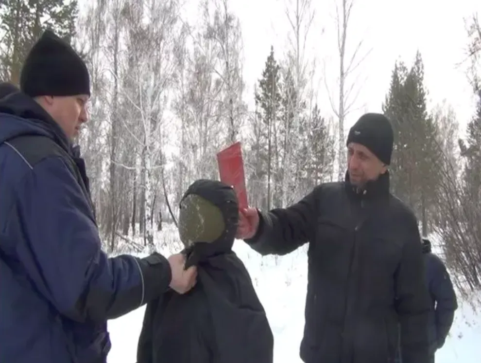 Попков (справа) и следователь Евгений Карчевский (слева) во время проведения следственного эксперимента. Фото: СУ СКР по Иркутской области