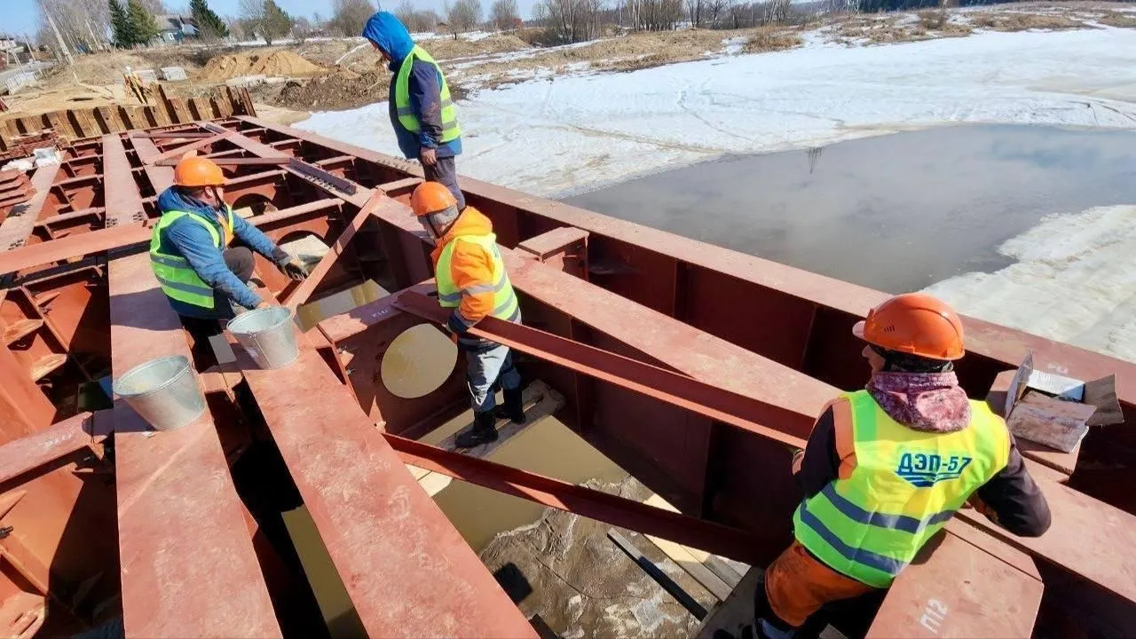 В Волоколамском округе обустраивают временный мост через реку Щетинку