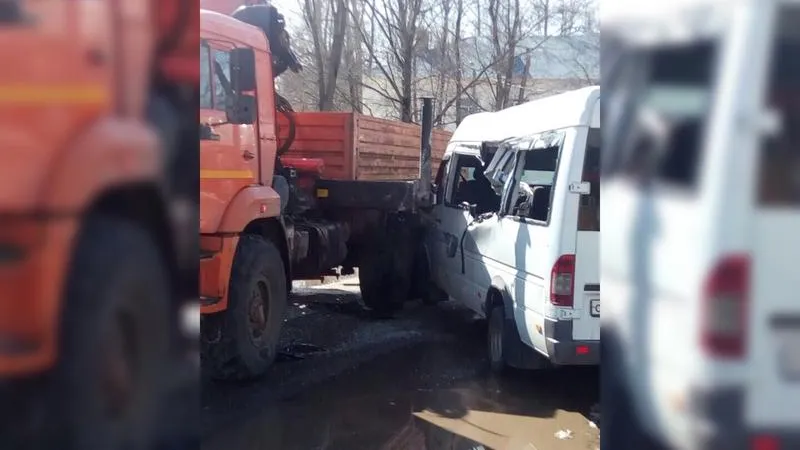 Грузовик протаранил маршрутку в Голицыне