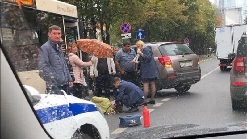 Сбитую автобусом женщину с тяжелыми травмами спас замглавы Химок