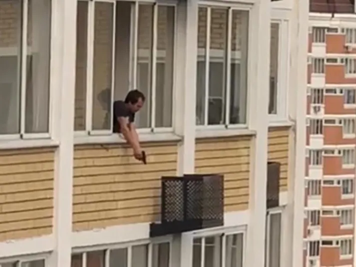 Житель Видного с балкона палил по прохожим из незаряженного пистолета