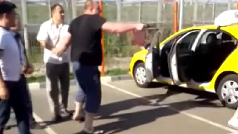 Пьяные охранники устроили драку с таксистами на парковке в Шереметьево