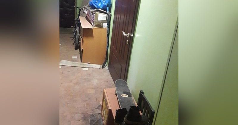 соседи спорят в коридоре многоквартирного дома