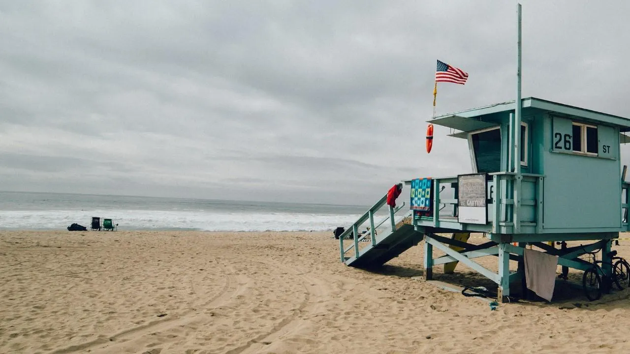 Спасатели США уехали из зоны урагана из-за грузовиков с ополченцами