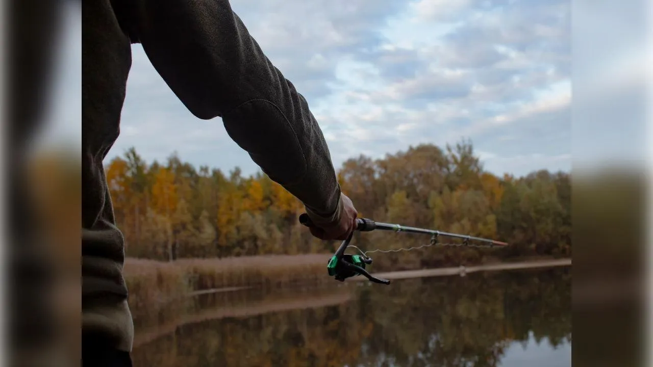 Мужчина на рыбалке случайно нашел средневековый клад