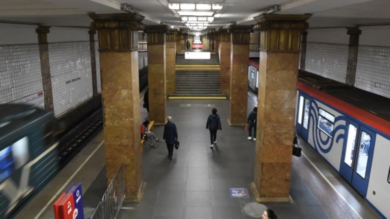 В столичном метро погиб пассажир в результате падения под поезд