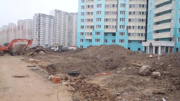 Строители в Лобне выбрасывали мусор из прямо окон