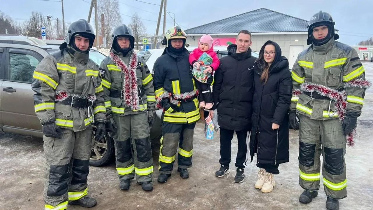 Спасатели в Волоколамске поздравили жителей с наступающим Новым годом