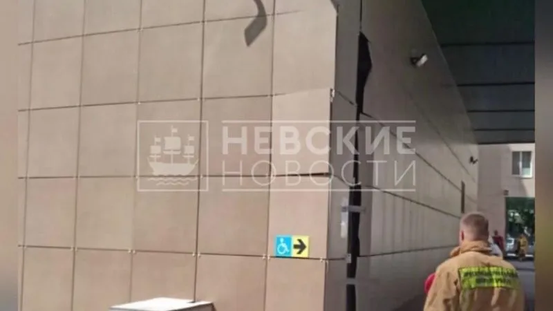 В Петербурге неизвестный автомобилист въехал в медицинский центр