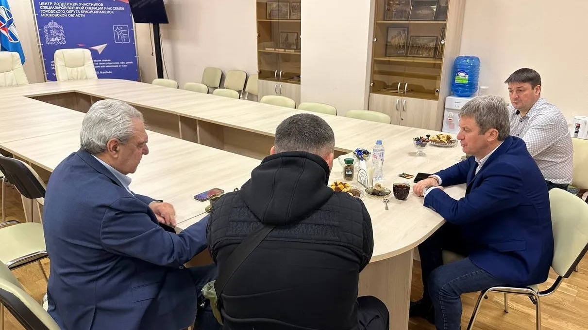 Председатель Совета депутатов Краснознаменска Александр Мостковой (крайний слева), участник СВО ( второй слева), зампредседателя Мособлдумы Олег Рожнов (второй справа), зампредседателя Совета депутатов города Виталий Кузьмин. Фото: Эля Морсикаева