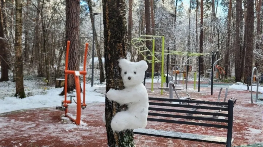 Необычный снежный «альпинист»: картина Шишкина ожила в Одинцово