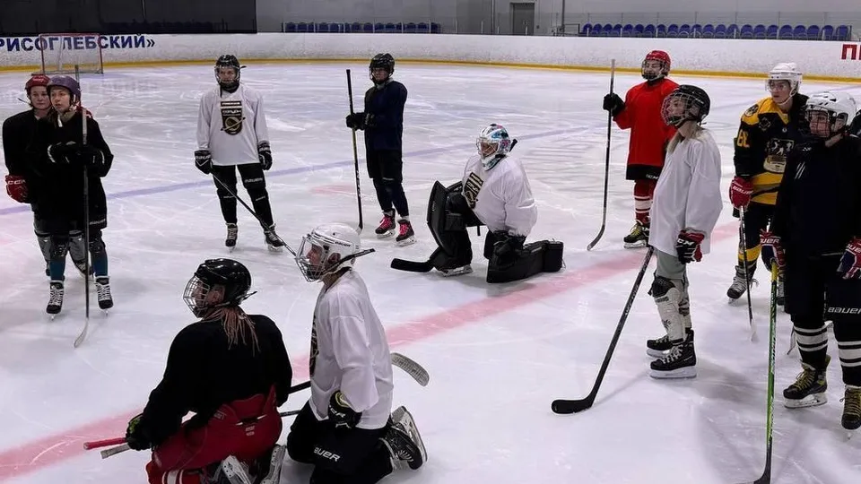 Фото: женская команда по хоккею «Сатурн»