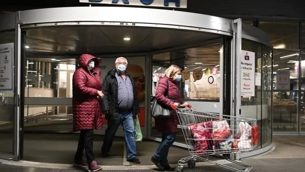 Иммунолог рассказал, стоит ли ужесточать ограничительные меры в России